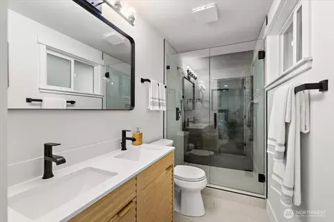 Bath - 10811 NE 154th Ct, Bothell, WA 98011 photo 3 of 4