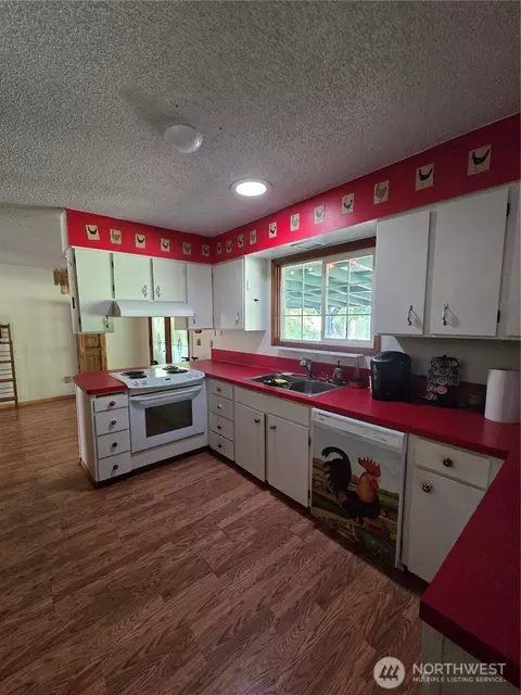 Kitchen - 371 Evergreen Loop, Forks, WA 98331 photo 1 of 2