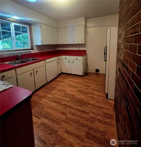 Kitchen - 371 Evergreen Loop, Forks, WA 98331 photo 1 of 3