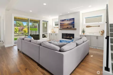 Living - 419 Rockefeller Ave, Everett, WA 98201 photo 1 of 3