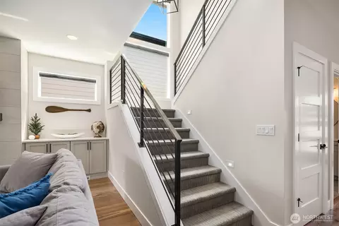 Entry Way - 419 Rockefeller Ave, Everett, WA 98201 photo 2 of 2