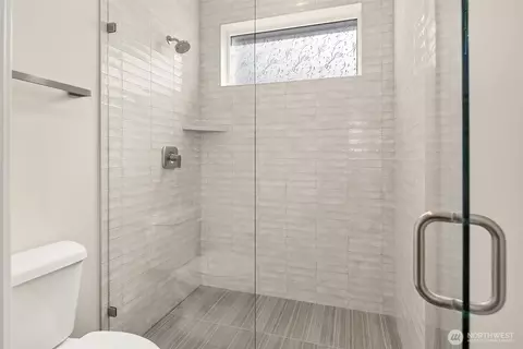 Bath - 419 Rockefeller Ave, Everett, WA 98201 photo 2 of 6