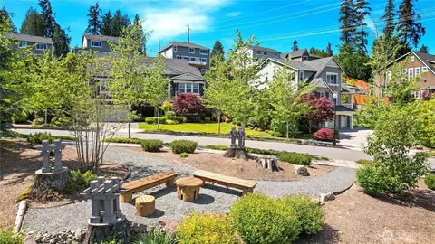 Exterior - 10922 NE 194th Dr, Bothell, WA 98011 photo 4 of 6