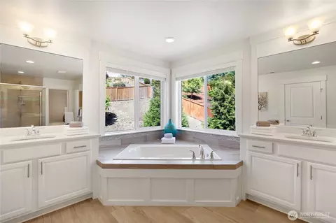 Bath - 10922 NE 194th Dr, Bothell, WA 98011 photo 1 of 4