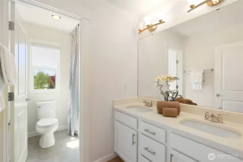 Bath - 10922 NE 194th Dr, Bothell, WA 98011 photo 3 of 4