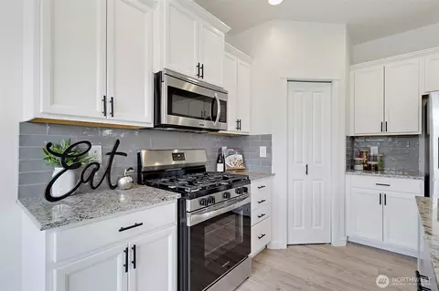 Kitchen - 903 Colorossi Cir NW, Orting, WA 98360 photo 4 of 5