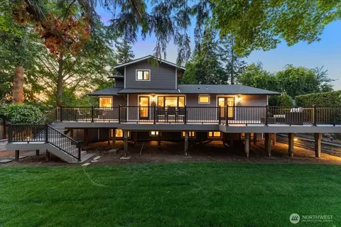 Exterior - 807 7th Ave N, Edmonds, WA 98020 photo 4 of 12