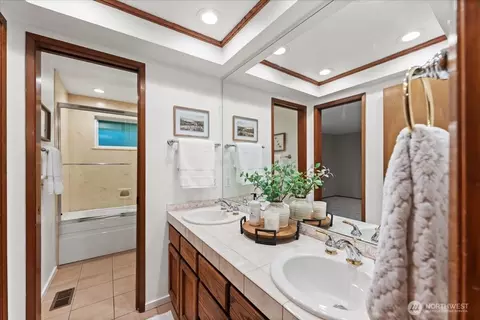 Bath - 807 7th Ave N, Edmonds, WA 98020 photo 2 of 6