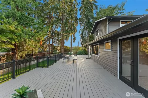 Exterior - 807 7th Ave N, Edmonds, WA 98020 photo 7 of 12