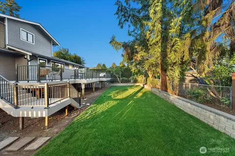 Exterior - 807 7th Ave N, Edmonds, WA 98020 photo 8 of 12