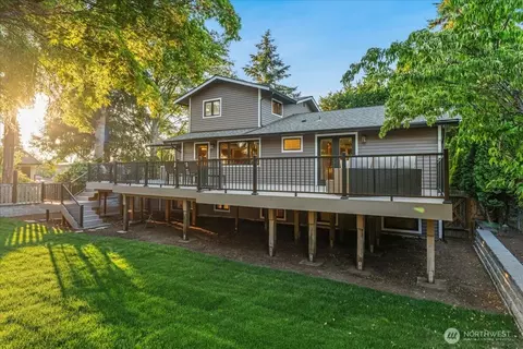 Exterior - 807 7th Ave N, Edmonds, WA 98020 photo 11 of 12