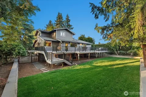 Exterior - 807 7th Ave N, Edmonds, WA 98020 photo 6 of 12