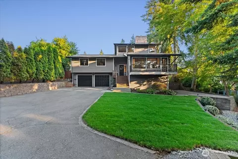 Exterior - 807 7th Ave N, Edmonds, WA 98020 photo 3 of 12