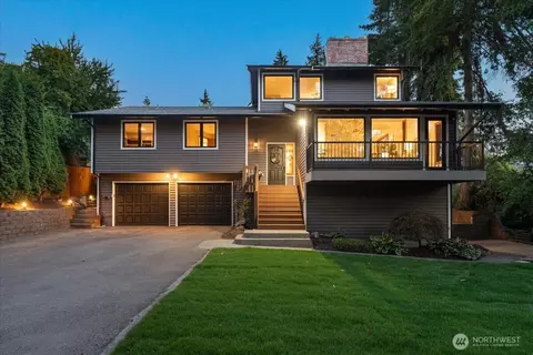Exterior - 807 7th Ave N, Edmonds, WA 98020 photo 9 of 12