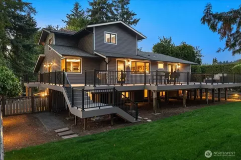Exterior - 807 7th Ave N, Edmonds, WA 98020 photo 2 of 12