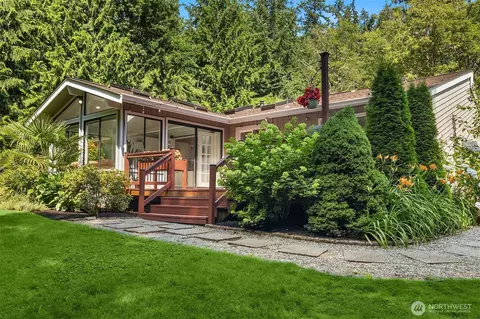 11471 Kallgren Rd NE, Bainbridge Island, WA 98110