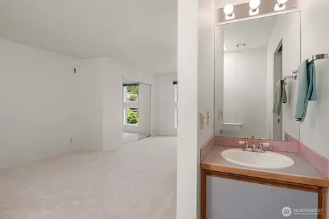 Bedroom - 535 Summit Ave E #403, Seattle, WA 98102 photo 3 of 4
