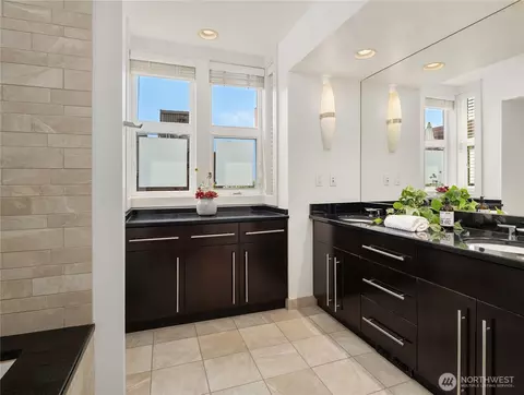 Bath - 429 13th Ave E, Seattle, WA 98102 photo 3 of 3