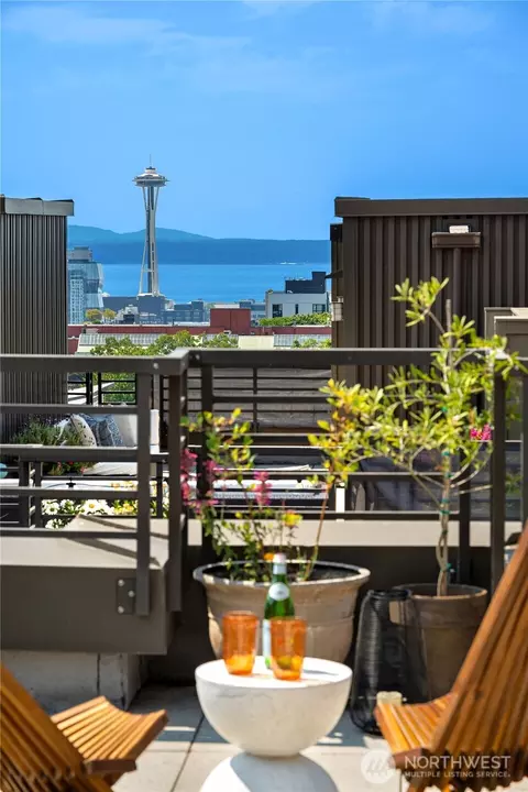 View/Area - 429 13th Ave E, Seattle, WA 98102 photo 2 of 8