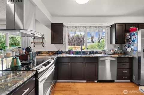 Kitchen - 204 Michael Ave, Enumclaw, WA 98022 photo 5 of 7