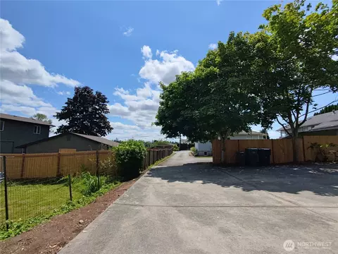Exterior - 1709 Silver Lake Rd, Everett, WA 98208 photo 6 of 10