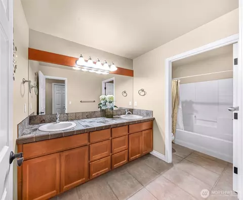 Bath - 2029 240th Pl SE, Bothell, WA 98021 photo 3 of 5