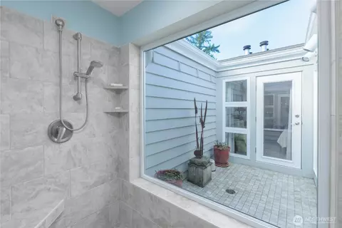 Bath - 193 Fairway Dr, Sequim, WA 98382 photo 4 of 6