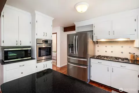 Kitchen - 23200 19th Ave SE, Bothell, WA 98021 photo 3 of 5