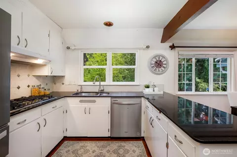 Kitchen - 23200 19th Ave SE, Bothell, WA 98021 photo 2 of 5