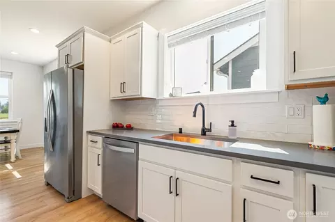 Kitchen - 1110 Night Hawk Way, Everson, WA 98247 photo 3 of 5