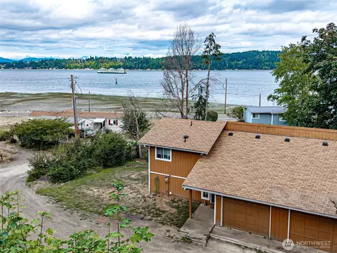 4617 Beach Dr E, Port Orchard, WA 98366