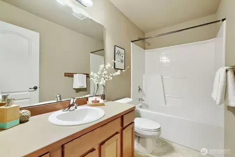 Bath - 215 196th Pl SW, Bothell, WA 98012 photo 1 of 4