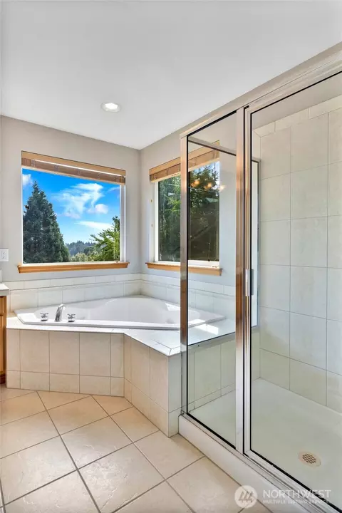 Bath - 308 170th Pl SE, Bothell, WA 98012 photo 2 of 4