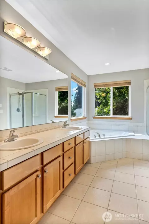 Bath - 308 170th Pl SE, Bothell, WA 98012 photo 3 of 4