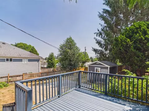 Exterior - 2906 16th St, Everett, WA 98201 photo 4 of 7