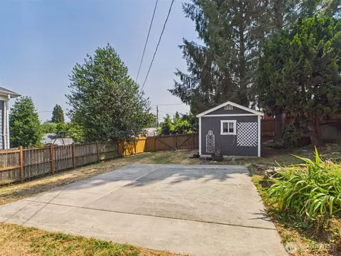Exterior - 2906 16th St, Everett, WA 98201 photo 6 of 7