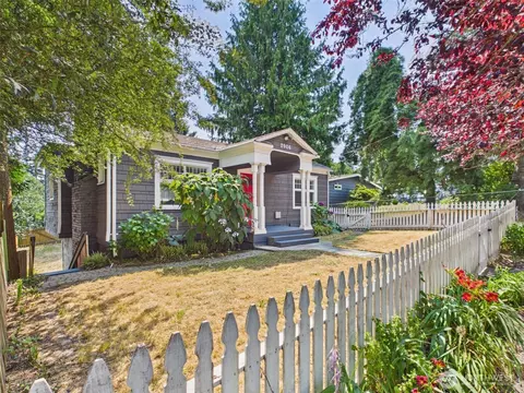 Exterior - 2906 16th St, Everett, WA 98201 photo 3 of 7