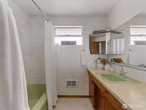 Bath - 4507 Rucker Ave, Everett, WA 98203 photo 2 of 3
