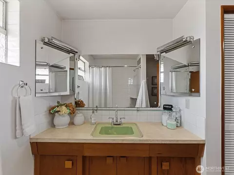 Bath - 4507 Rucker Ave, Everett, WA 98203 photo 3 of 3