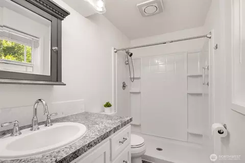 Bath - 25120 SE 384th St, Enumclaw, WA 98022 photo 1 of 3