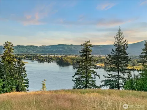 26 Riverview East Rd, Cathlamet, WA 98612