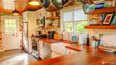 Kitchen - 95 Marine Dr, Blakely Island, WA 98222 photo 2 of 2