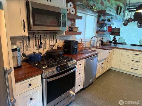 Kitchen - 95 Marine Dr, Blakely Island, WA 98222 photo 1 of 2