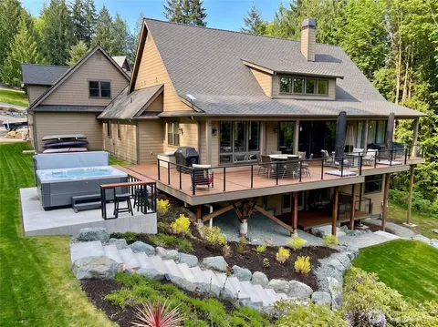 17345 Olympic Pl, Mount Vernon, WA 98274