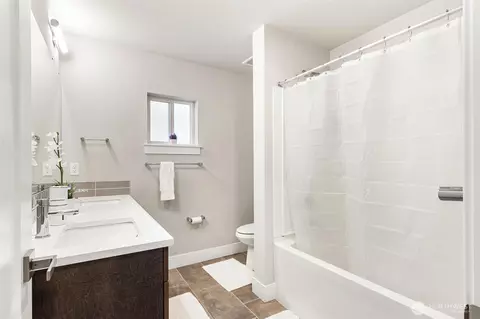 Bath - 17809 2nd Ave W, Bothell, WA 98012 photo 3 of 4