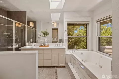 Bath - 938 18th Ave E, Seattle, WA 98112 photo 2 of 4