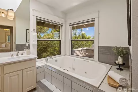 Bath - 938 18th Ave E, Seattle, WA 98112 photo 1 of 4