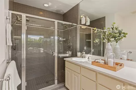 Bath - 938 18th Ave E, Seattle, WA 98112 photo 3 of 4