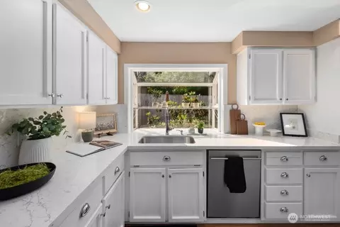 Kitchen - 12138 NE 166th Pl, Bothell, WA 98011 photo 3 of 4