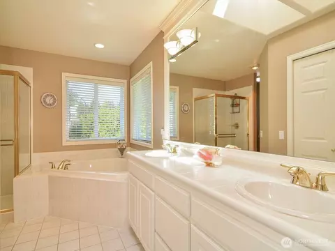 Bath - 1919 243rd Pl SE, Bothell, WA 98021 photo 2 of 5